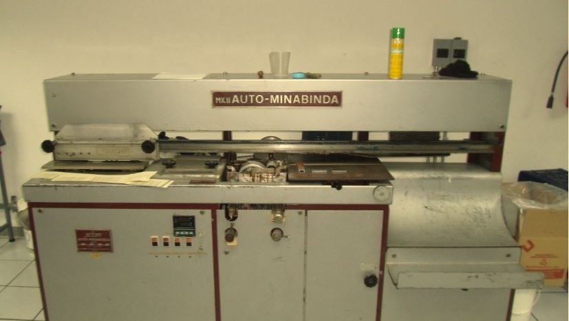 Encuadernadora en el taller de OGC