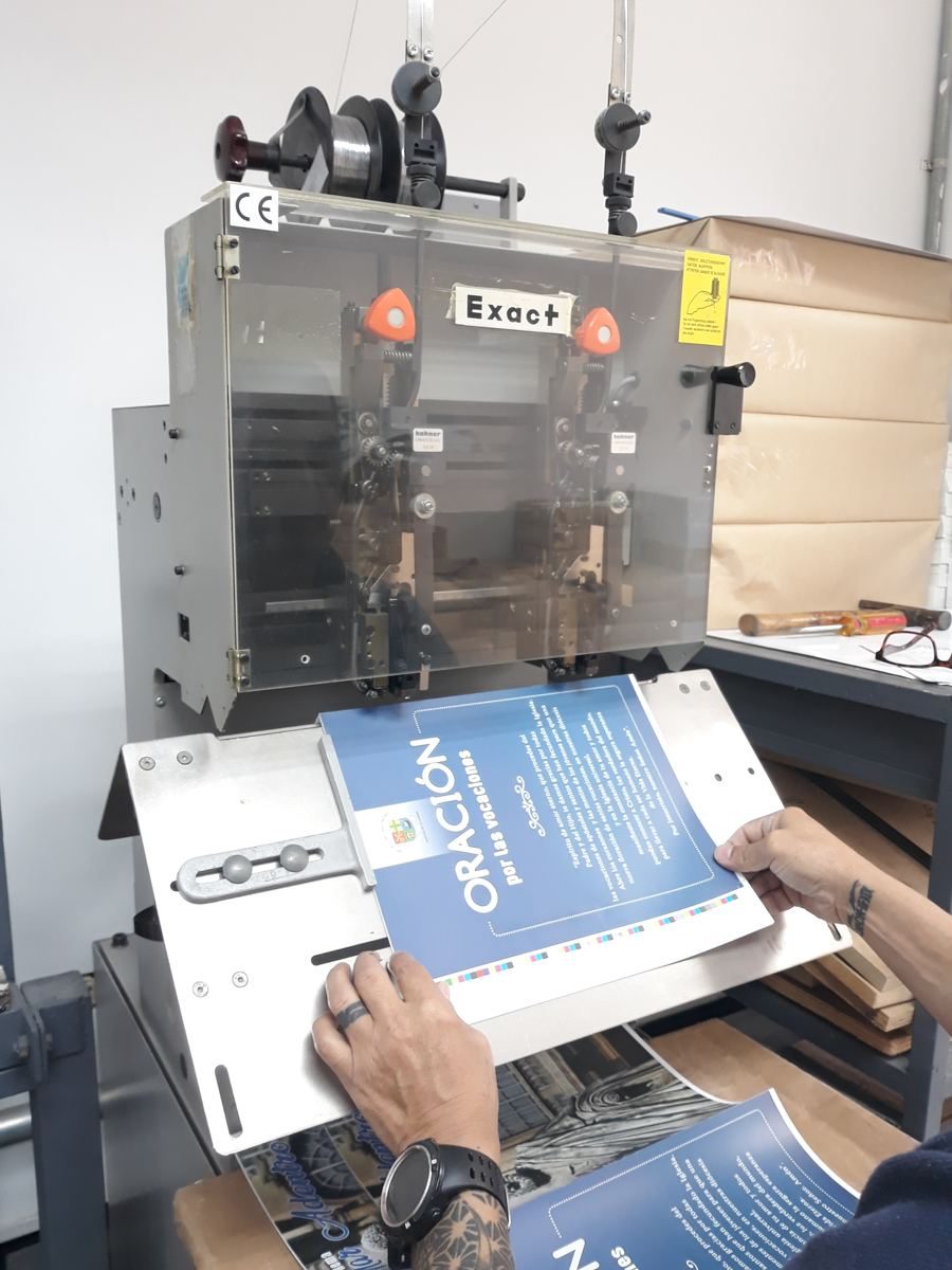 Engrapado de una revista en el taller de OGC