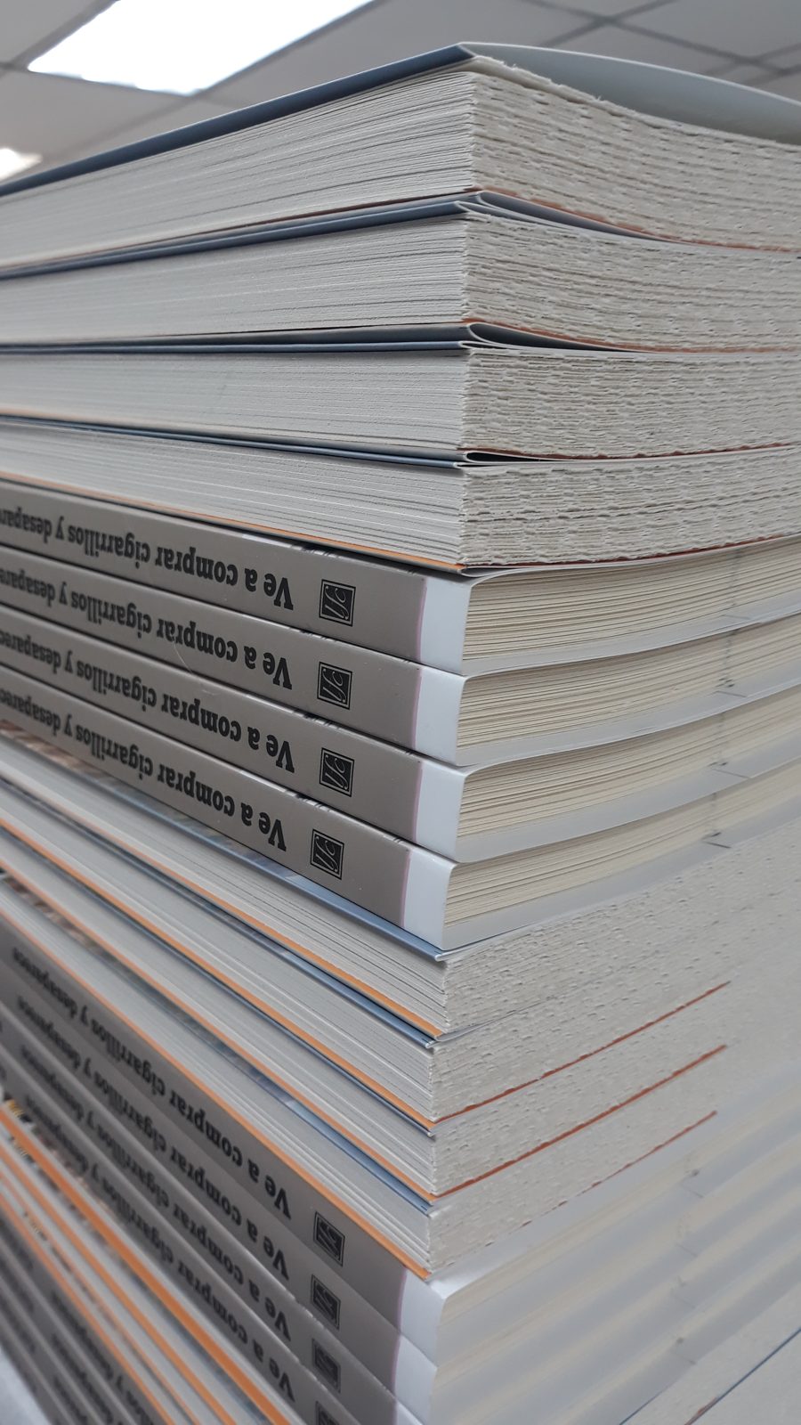 Libros encuadernados apilados en el taller