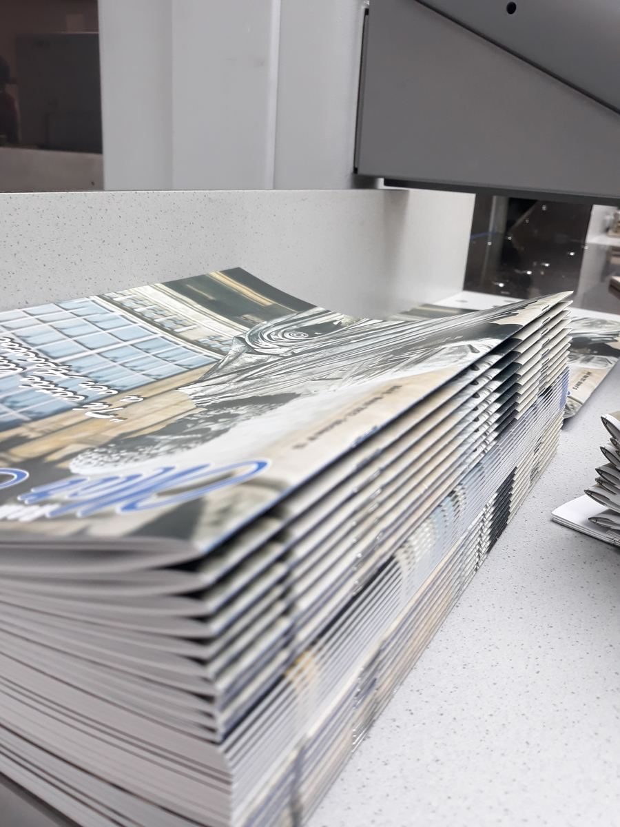 Revistas terminadas apiladas en el taller
